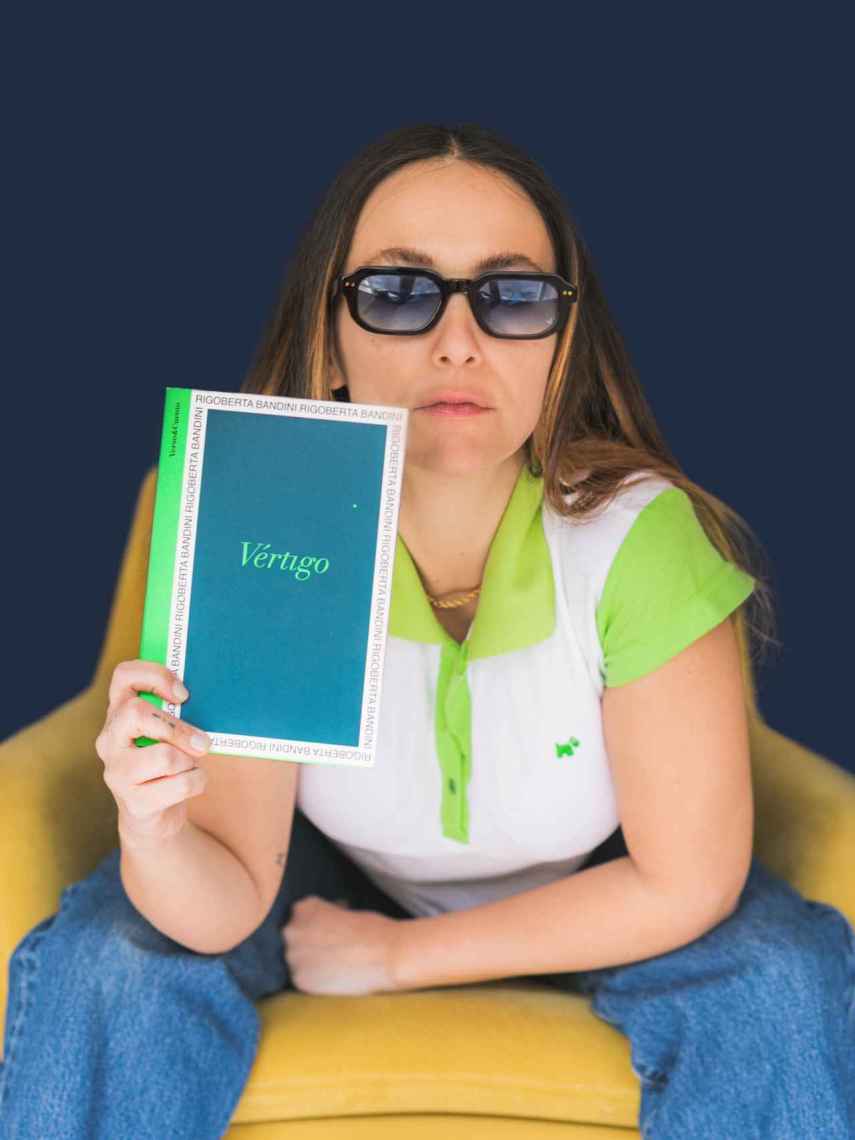 Rigoberta Bandini con su libro recién publicado, Vértigo.