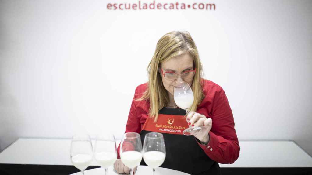 Carmen Garrobo, directora de la Escuela Española de Cata, oliendo la primera leche de la prueba.