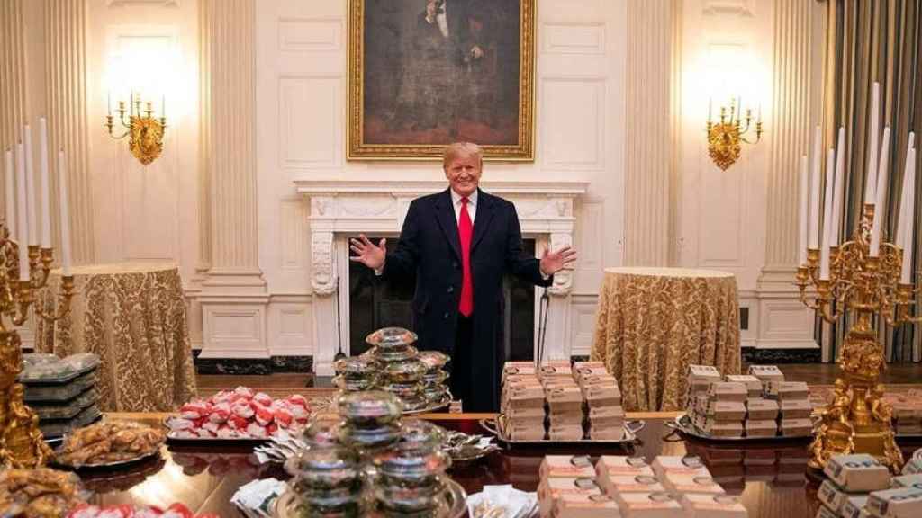 Donald Trump posa con el cátering de una de sus reuniones de la Casa Blanca, consistente en comida rápida.