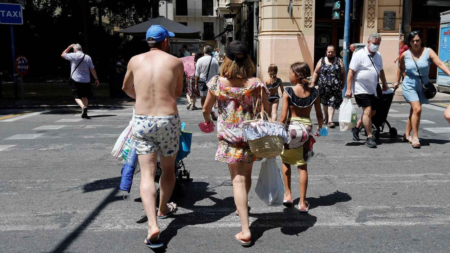 Una familia de turistas por las calles de Alicante, en imagen de archivo.
