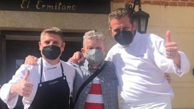 Alberto Chicote. junto a Pedro Mario y Óscar, del restaurante El Ermitaño en Benavente (Zamora)