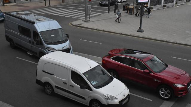 Coches pasando por la avenida Alfonso IX