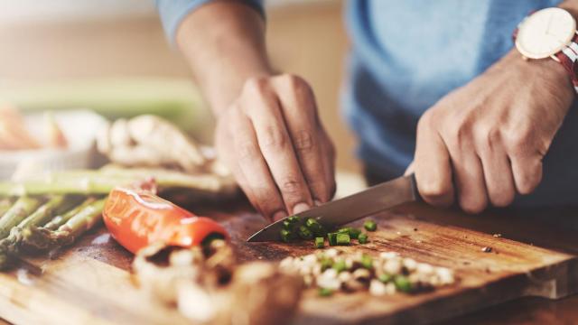 Un hombre prepara una receta de comida.