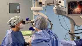 La operación para implantar el dispositivo a través de las paredes del ojo / Oftalvist.