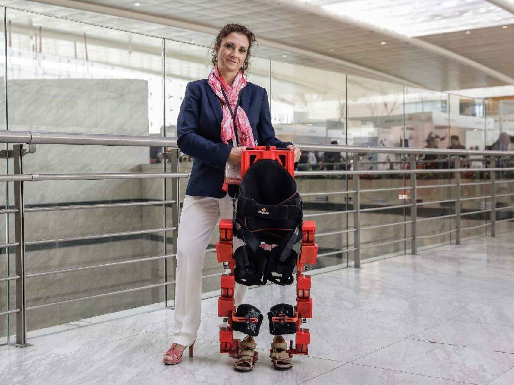 Elena García Armada junto al exoesqueleto infantil de su creación.