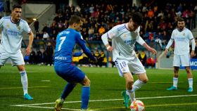 La defensa del Castilla corta un balón en un ataque del Andorra