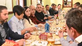 El alcalde de Valdepeñas, Jesús Martín, reunido con agricultores de la localidad. Foto: Ayuntamiento de Valdepeñas.