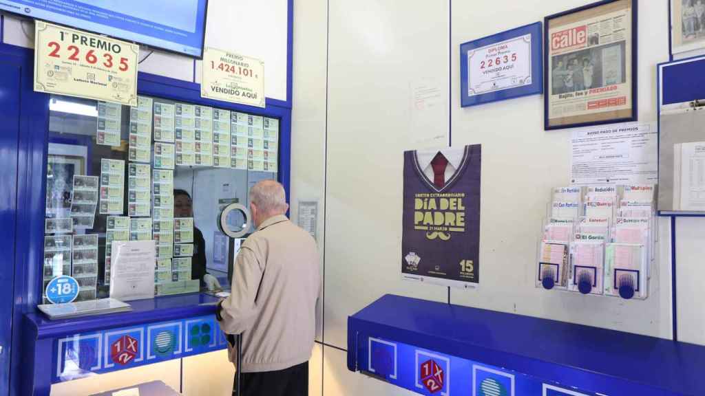 Un hombre compra lotería en una administración
