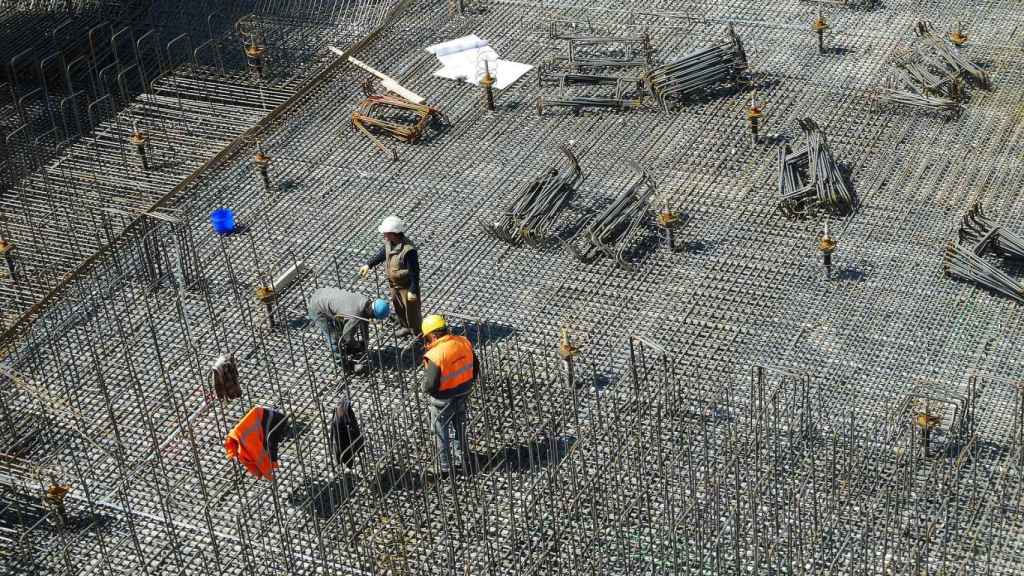 Obreros haciendo el forjado de una infraestructura.