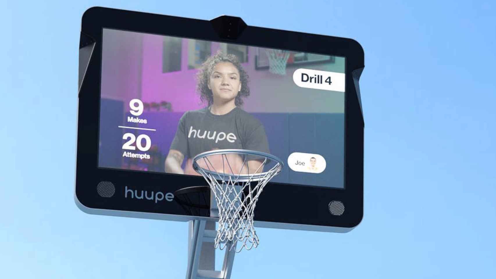 La canasta de baloncesto inteligente con un tablero interactivo para  entrenar como en la NBA