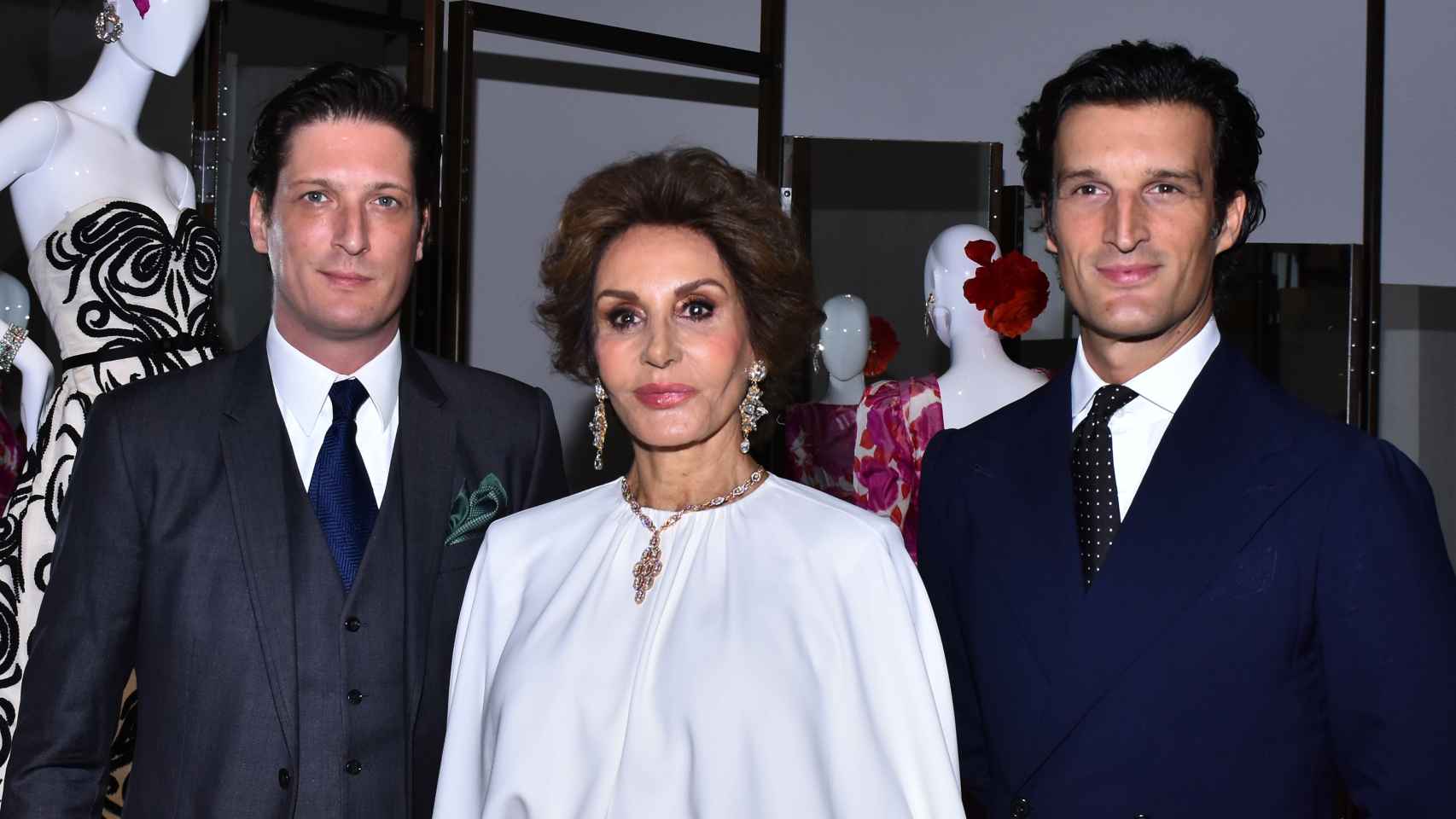 Naty Abascal, con sus hijos Luis (i) y Rafael Medina Abascal, en noviembre de 2019 en la inauguración de una exposición dedicada a ella en Ciudad de México.