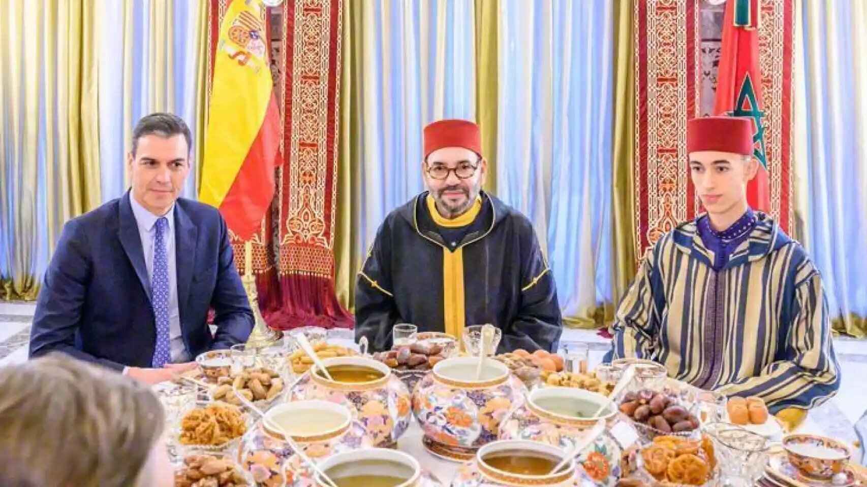Pedro Sánchez, presidente del Gobierno, con el rey Mohamed VI, el pasado abril en Rabat.