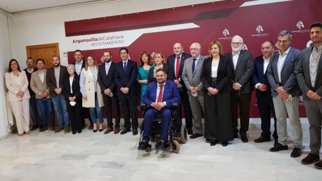 Asistentes a la toma de posesión del nuevo alcalde de Argamasilla de Calatrava. (Foto: Diputación de Ciudad Real)