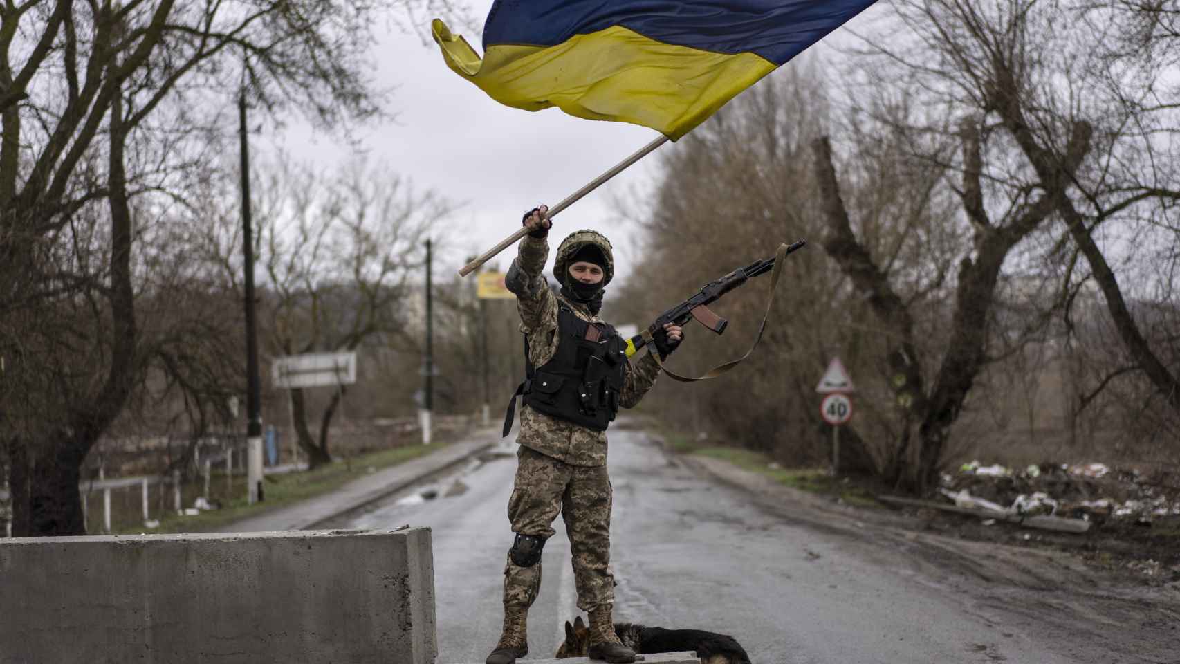 Un soldado ucraniano celebra la recuperación del control de la región de Kiev tras el repliegue ruso.