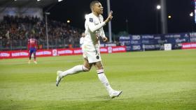 Kylian Mbappé celebra su hat-trick ante el Clermont.