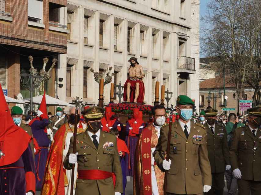El Cristo de la Misión de los Artilleros escenifica la unión entre las  Fuerzas Armadas y la Semana Santa de Valladolid