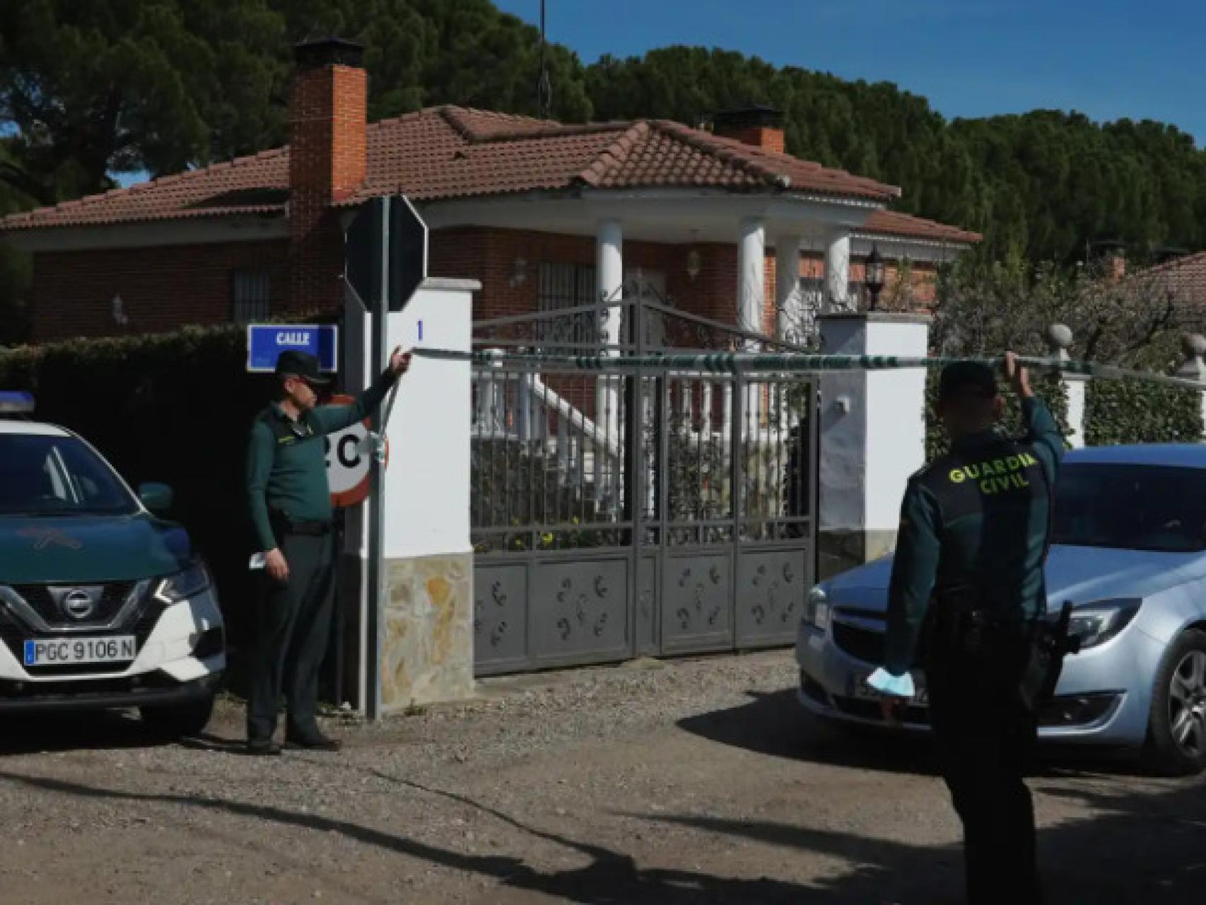 Agentes de la Guardia Civil durante el registro del domicilio del amigo de Esther López. / ICAL