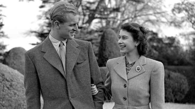 Felipe de Edimgurgo y la reina Isabel II, en 1947, en su primer posado tras su boda.