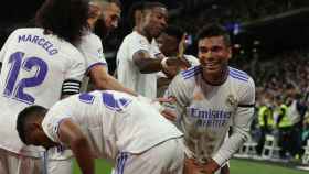 Casemiro festeja con sus compañeros su gol.