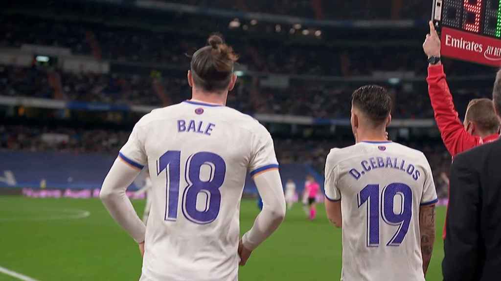 Gareth Bale salta al campo en sustitución de Karim Benzema