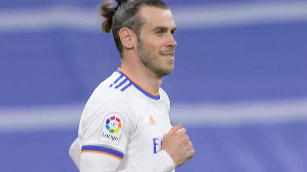 Gareth Bale salta al campo en sustitución de Karim Benzema