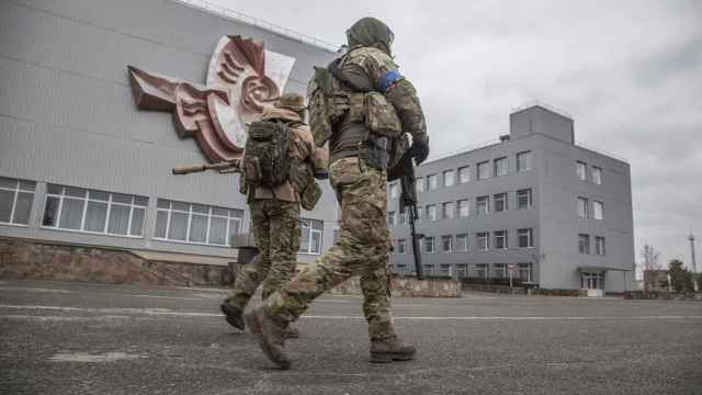Dos soldados ucranianos caminan en la central nuclear de Chernóbil.