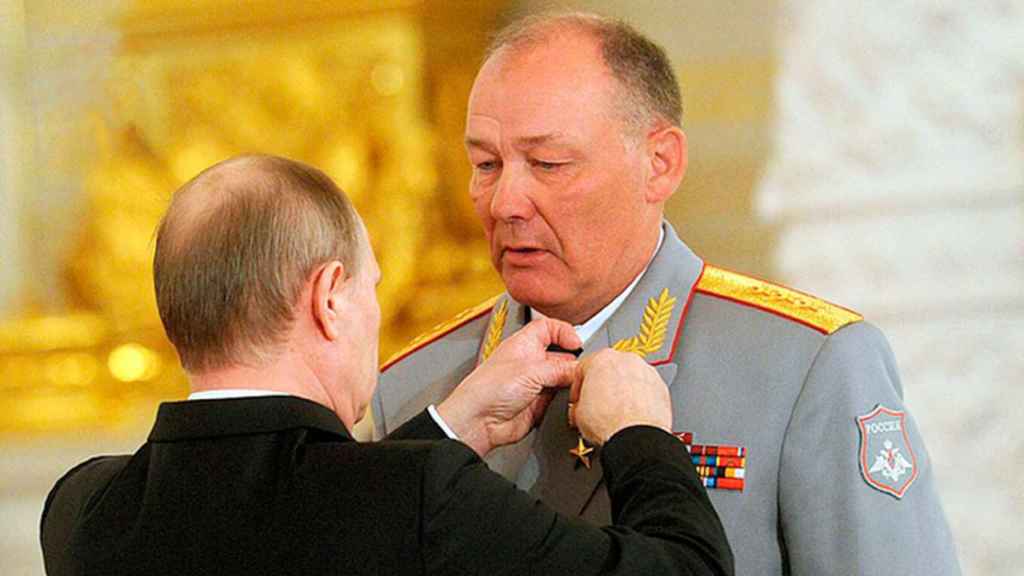 Vladímir Putin condecora a Alexander Dvornikov como Héroe de la Federación de Rusia.