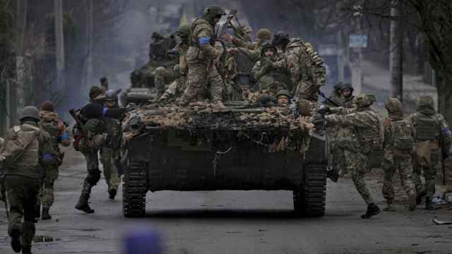 Soldados ucranianos sobre un tanque en la región de Kiev.