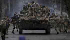 Soldados ucranianos sobre un tanque en la región de Kiev.