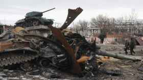 Vecinos observan un tanque ruso dañado en la localidad de Trostsyanets