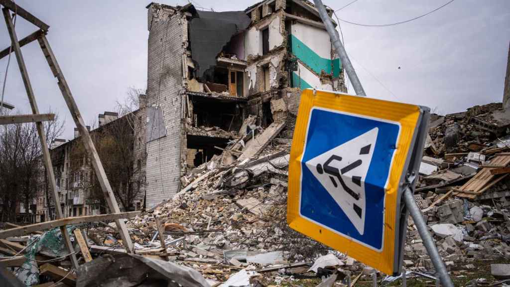 Destrucción en una ciudad Ucraniana tras el asedio ruso.
