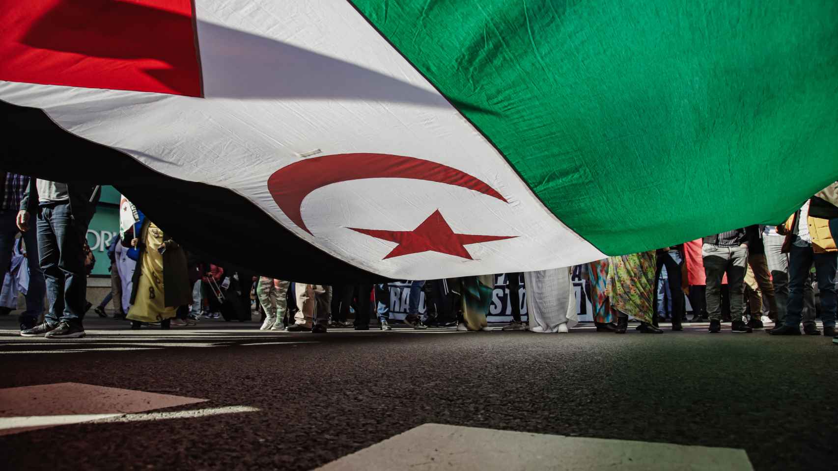 Personas llevan la bandera de la República Árabe Saharaui Democrática