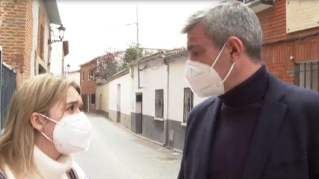 Álvaro Gutiérrez entrevistado por una periodista de Antena 3.