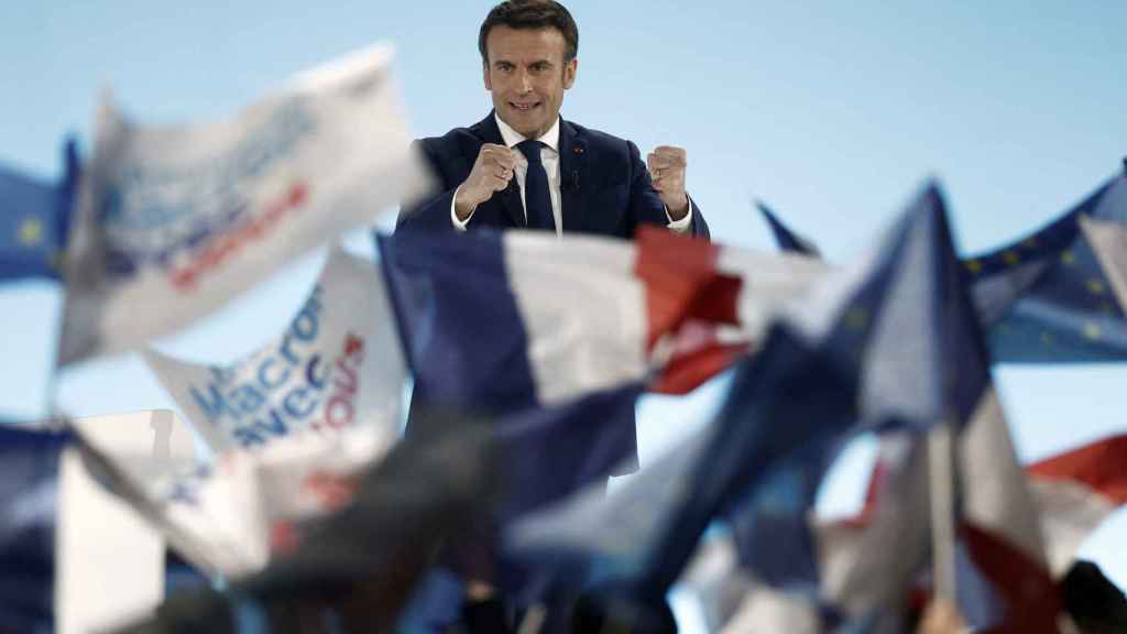 Emmanuel Macron festeja en el escenario tras conocerse los resultados de la primera vuelta.