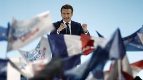 Emmanuel Macron festeja en el escenario tras conocerse los resultados de la primera vuelta.