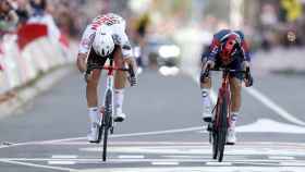 Michal Kwiatkwoski supera en el sprint de la Amstel Gold Race 2022 a Benoit Cosnefroy