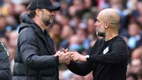 Klopp y Pep Guardiola tras el Manchester City - Liverpool de la Premier League