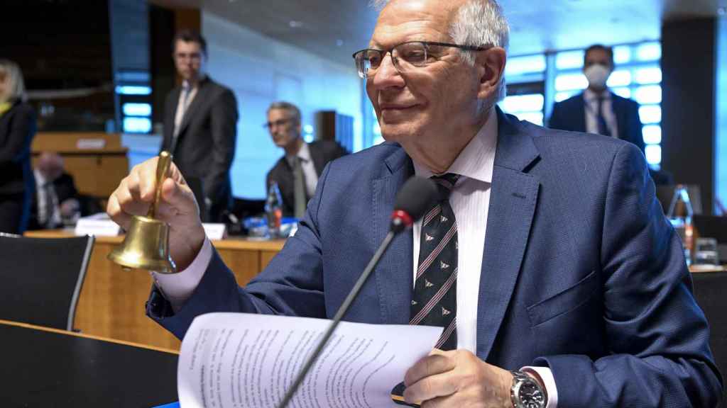 Josep Borrell usa la campana para dar inicio a la reunión de ministros de Exteriores de la UE