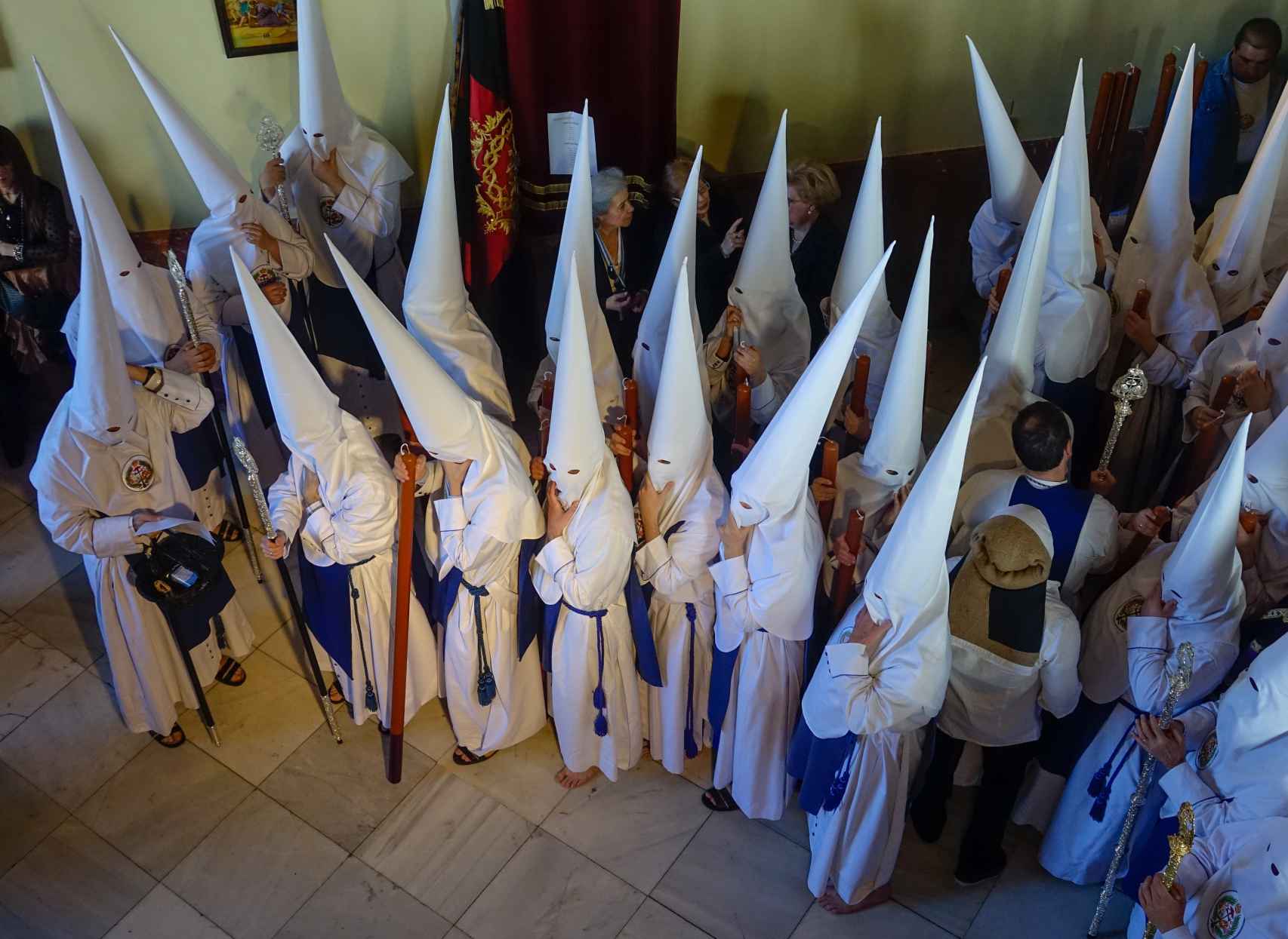 Nazarenos de la hermandad de Los Negritos de Sevilla se preparan para salir en procesión de su capilla, el 29 de marzo de 2018.