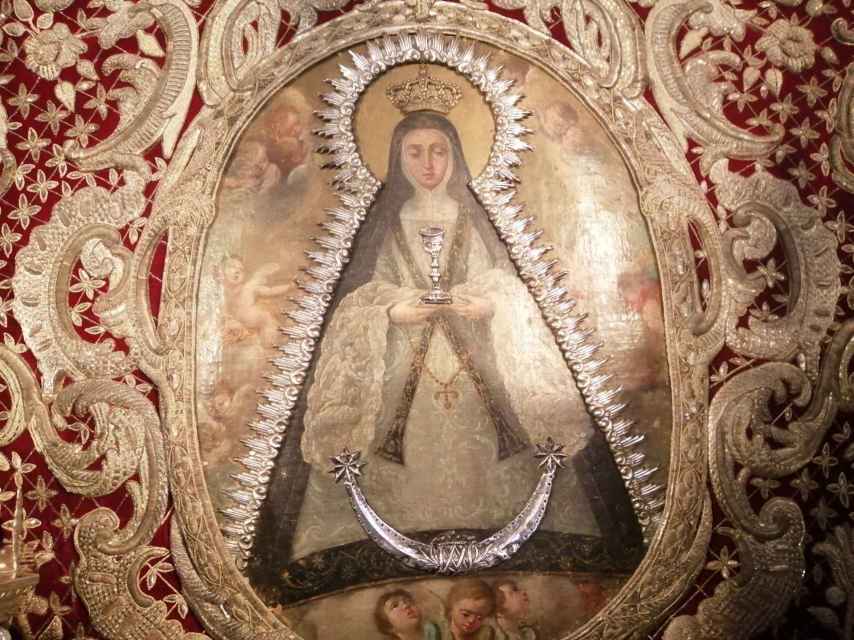 La Virgen de Los Negritos, en un simpecado donde se representa como sacerdotisa, algo único en la Semana Santa.