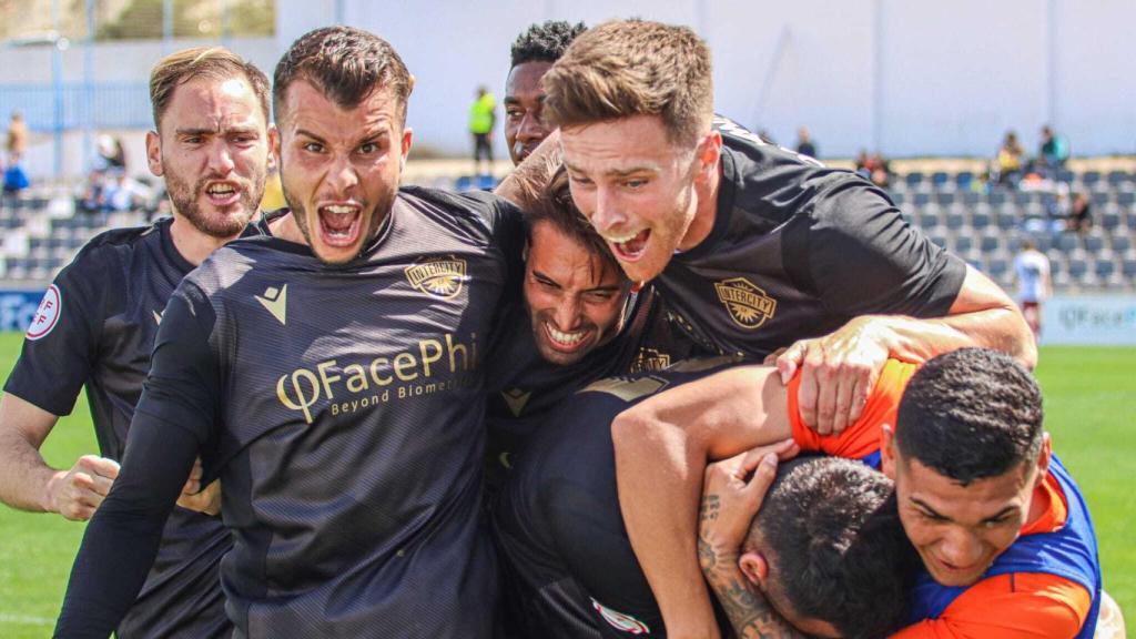 Los jugadores del Intercity celebran uno de los goles.