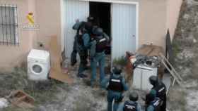 Los agentes de la Guardia Civil, en una de las viviendas registradas.