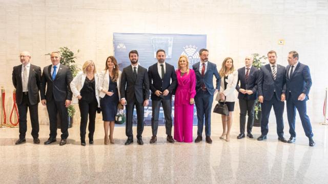 Abascal junto al grupo parlamentario de Vox en las Cortes posan en el photocall