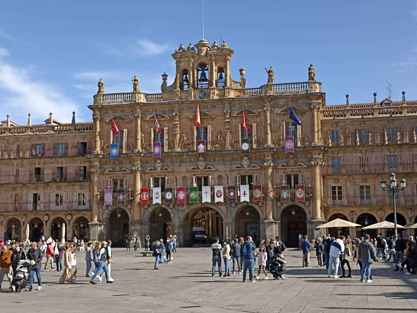 Turistas en la Plaza Mayor de Salamanca, a primera hora de la mañana