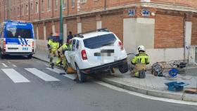 Derriba un semáforo y una valla al quedarse dormido al volante en Valladolid