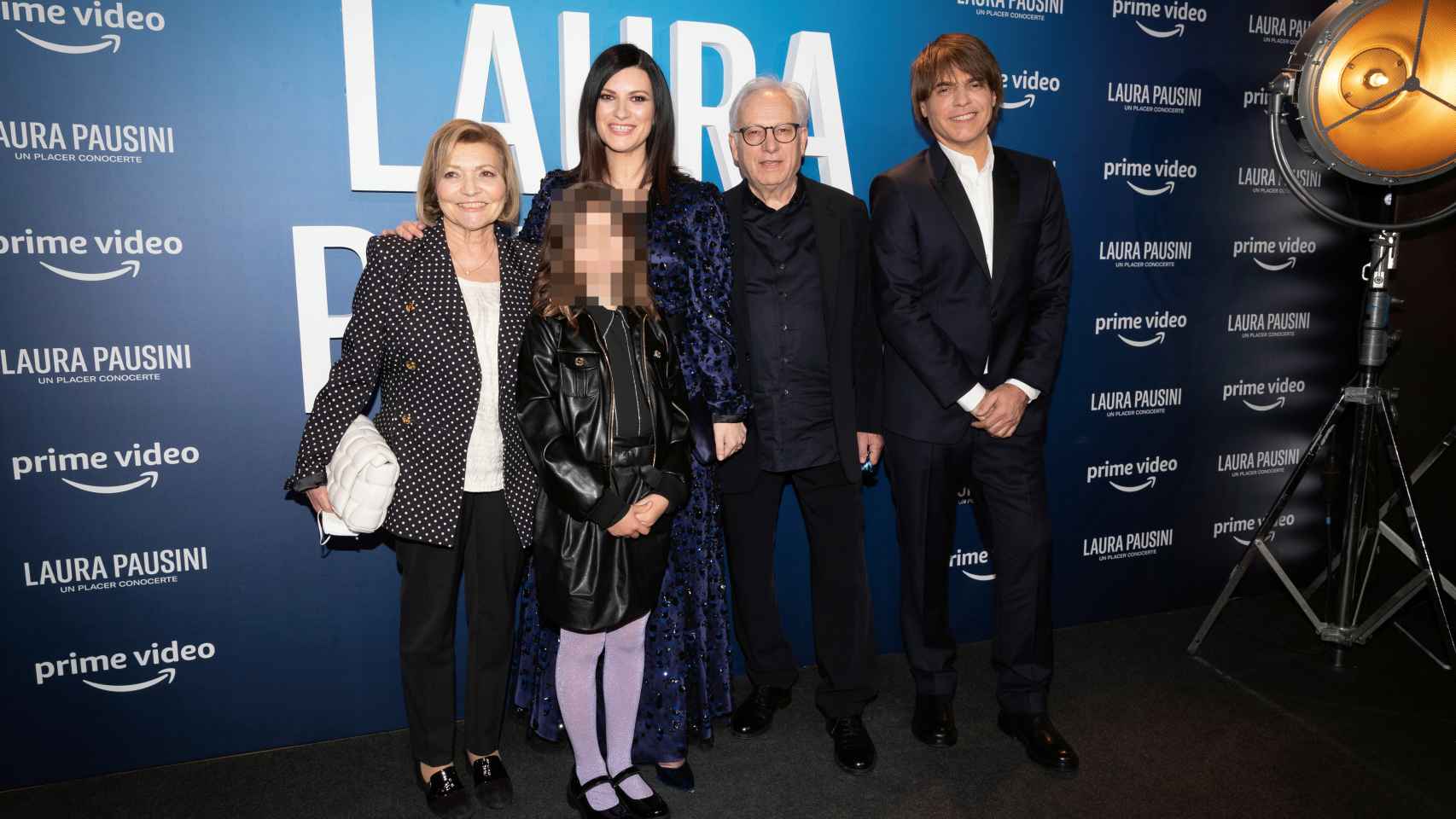 Laura Pausini junto a su familia en la presentación de su película en Madrid.