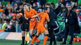 Damaris Egurrola entrando al terreno de juego en el partido de Países Bajos