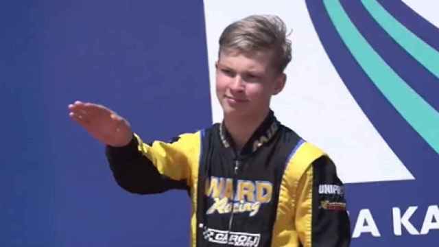 Artem Severiukhin, piloto ruso de 15 años, realizando el saludo nazi en el podio