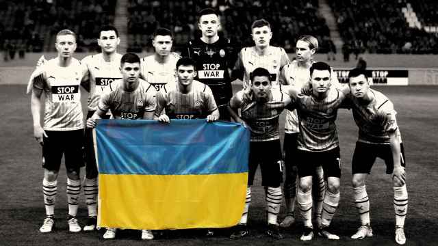 Shakhtar Donetsk posa junto a una bandera de Ucrania