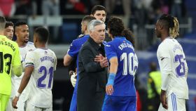 Ancelotti, entre los jugadores tras el Real Madrid - Getafe